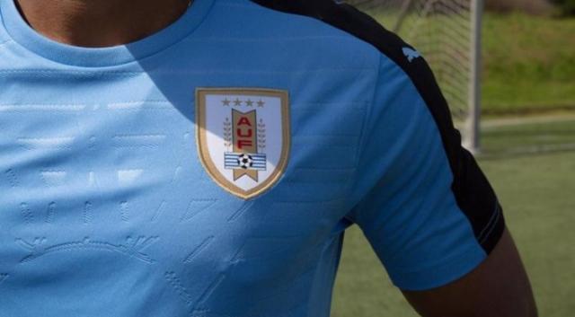 乌拉圭队球衣上4颗星得去两颗？该国足协：那不行！