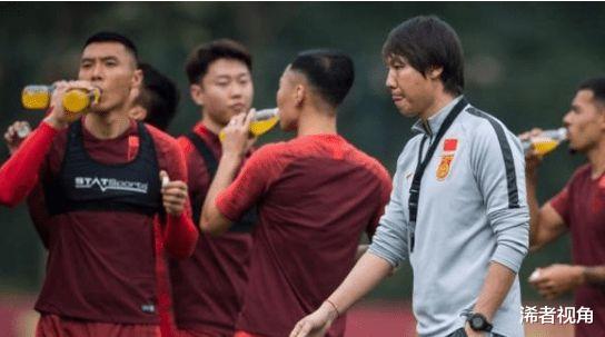 争议！国足跟队记者再现业余言论：中国男足遭质疑，球迷骂声一片(4)