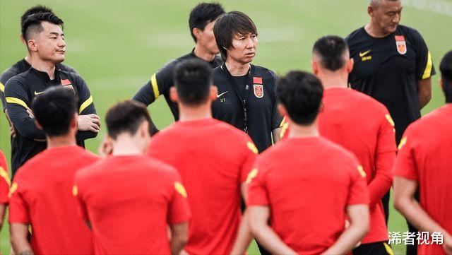 争议！国足跟队记者再现业余言论：中国男足遭质疑，球迷骂声一片(5)