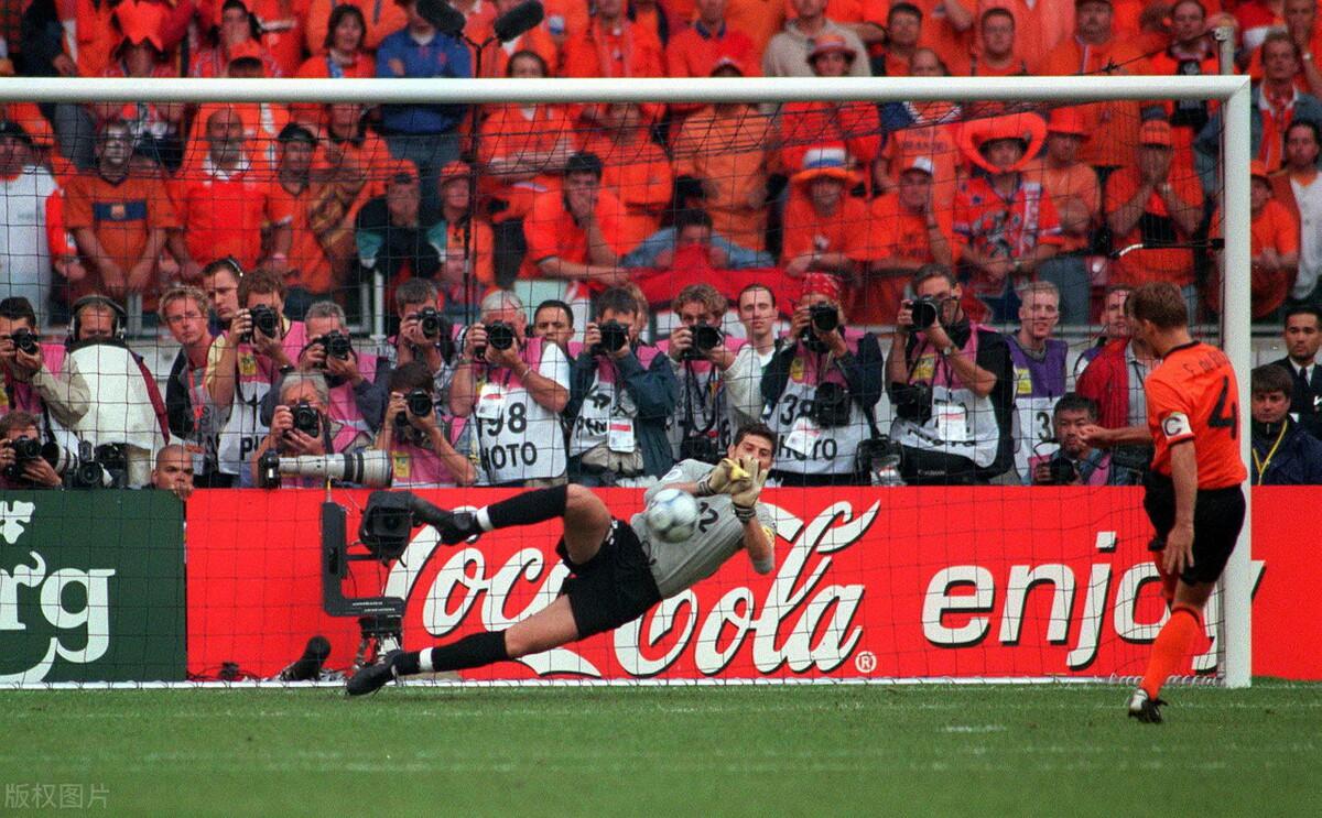 欧洲杯的点球大战：回顾2000年意大利荷兰之争，你就知道有多残酷(3)