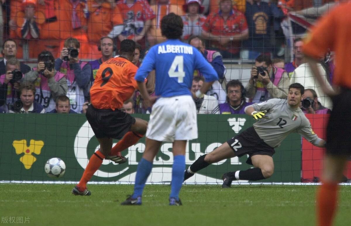 欧洲杯的点球大战：回顾2000年意大利荷兰之争，你就知道有多残酷(4)
