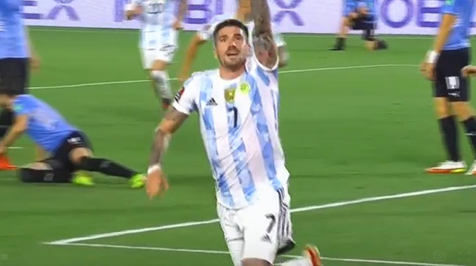 7分钟2球！阿根廷踢疯了，梅西神奇进球，小球迷顶礼膜拜(2)