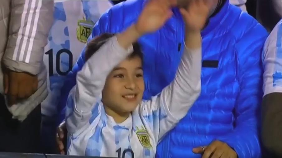 7分钟2球！阿根廷踢疯了，梅西神奇进球，小球迷顶礼膜拜(3)