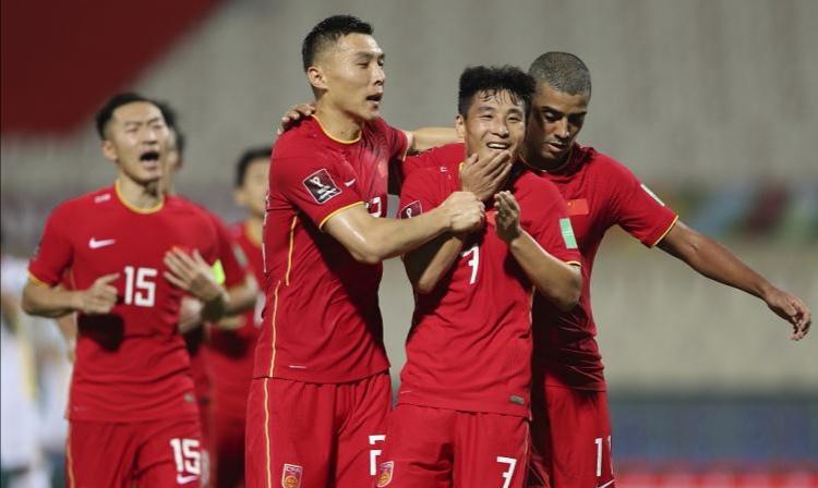 搞笑！中国足球再现业余一幕：禁赛球员出场参赛未被发现！(3)