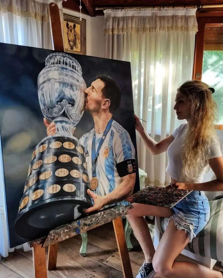 用画笔定格梅西亲吻美洲杯的一刻，阿根廷女艺术家带礼物送梅西(1)