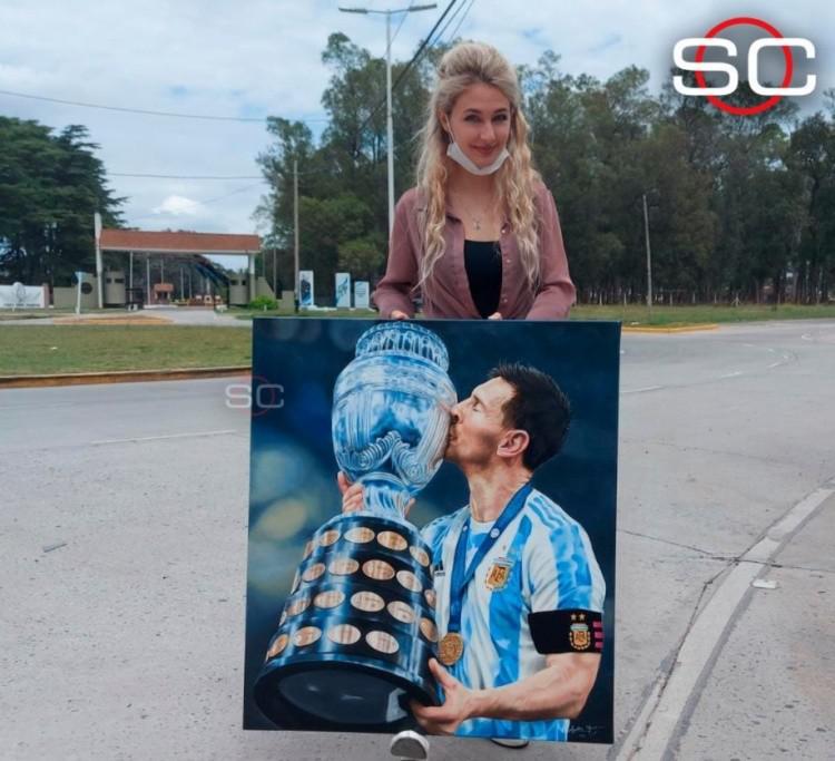 用画笔定格梅西亲吻美洲杯的一刻，阿根廷女艺术家带礼物送梅西(2)