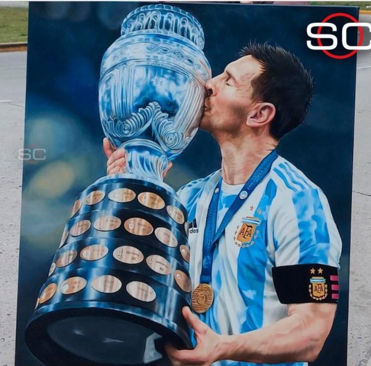 用画笔定格梅西亲吻美洲杯的一刻，阿根廷女艺术家带礼物送梅西(3)