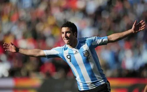 阿根廷提前出线，劳塔罗声称为阿根廷效力是自己的荣幸！