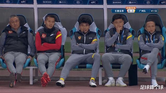 广州队2-0！郑智穿着球鞋稳坐教练席，黄博文笑眯眯的，青春风暴(2)