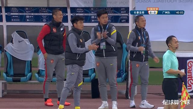 广州队2-0！郑智穿着球鞋稳坐教练席，黄博文笑眯眯的，青春风暴(4)