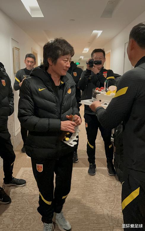 中国女足新帅55岁生日，队长吴海燕罕见发声，1老将表态令人意外(14)