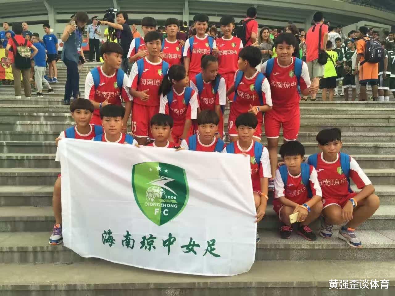 中国女足希望在哪里？山区女孩从泥地踢进职业联赛看到希望！(1)