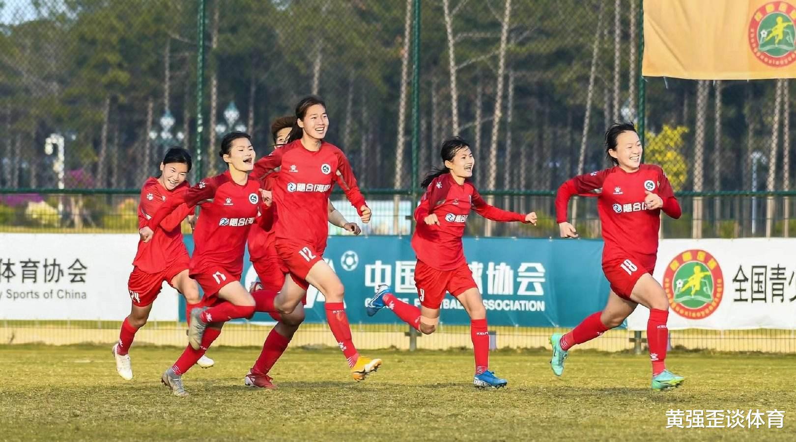 中国女足希望在哪里？山区女孩从泥地踢进职业联赛看到希望！(3)