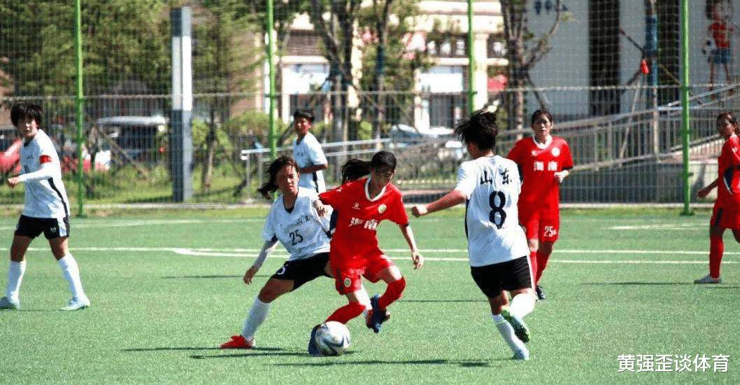 中国女足希望在哪里？山区女孩从泥地踢进职业联赛看到希望！(4)