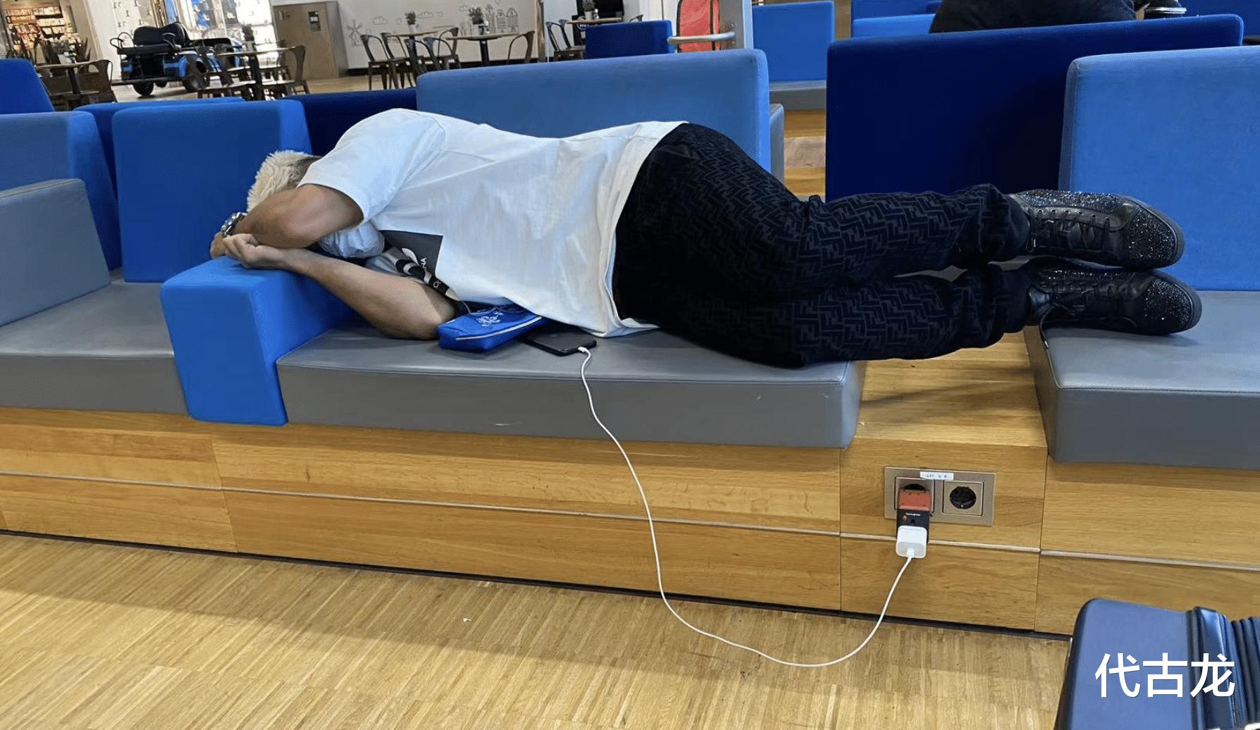 煎熬22小时！洛国富晒机场视频：睡在座椅上，恭喜相关人员(2)