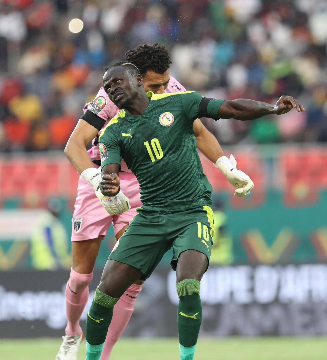 马内遭“爆头”仍坚持比赛15分钟并进球，球迷痛批塞内加尔换人不及时(1)
