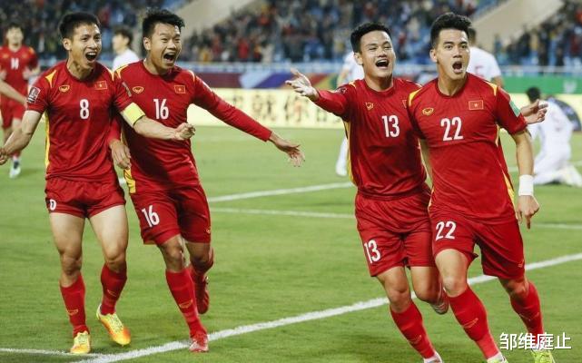 国足被越南男足吊打！现场球迷的表情令人心疼！京媒表示球员在害怕！