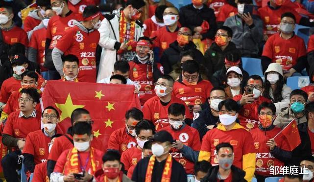 国足被越南男足吊打！现场球迷的表情令人心疼！京媒表示球员在害怕！(3)