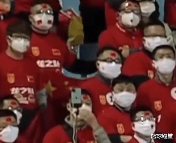 国足1-3输越南，谁注意看台球迷？众人挡脸+玩手机，各方面引羞耻(1)