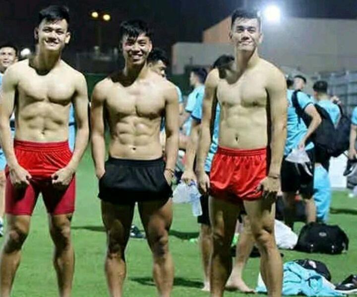 对比才有伤害！国足球员身材走样，不如越南球员，甚至比不了女足(2)