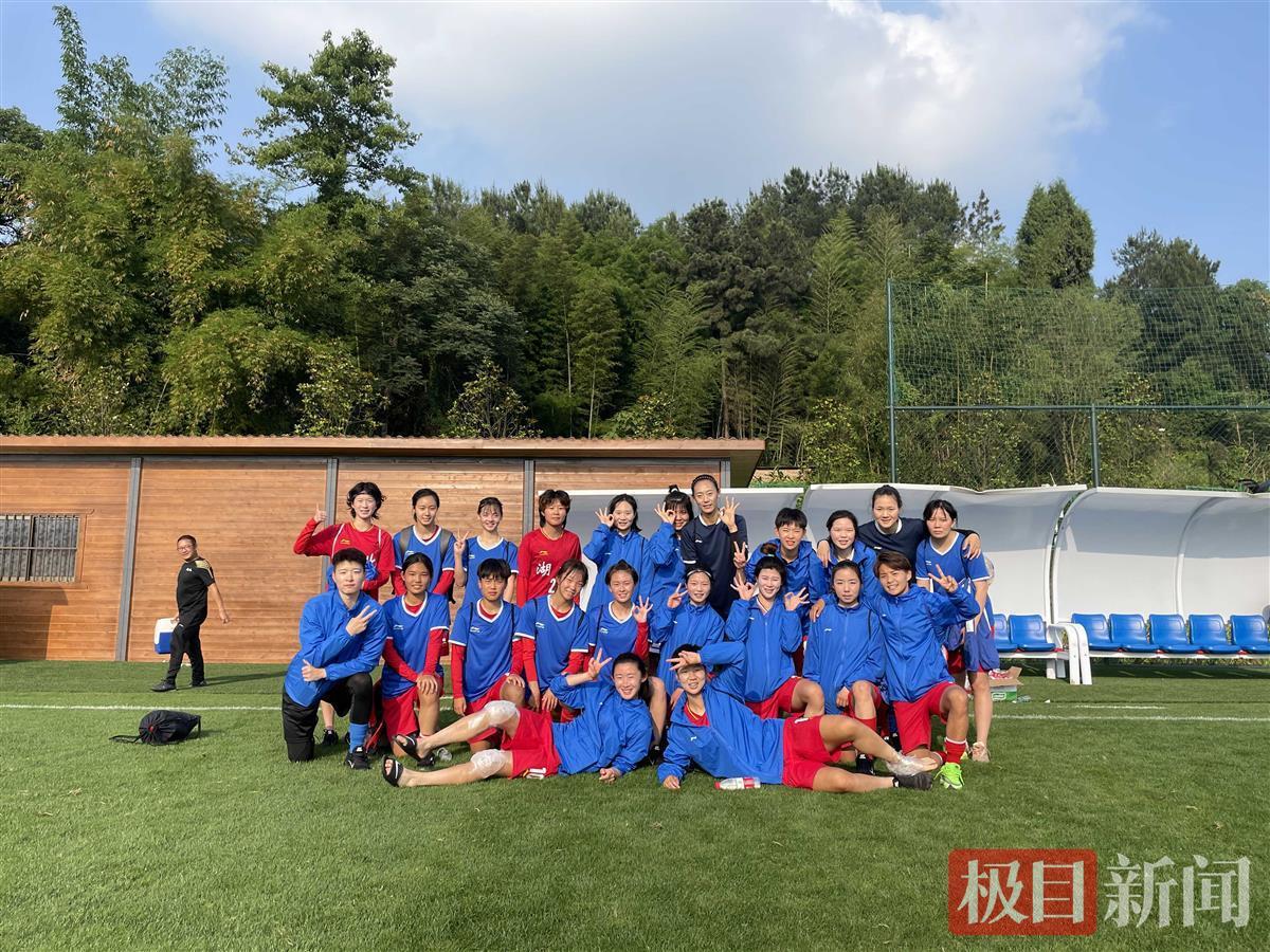中国女足战胜日本，千里之外的她们用严格训练致敬偶像(2)