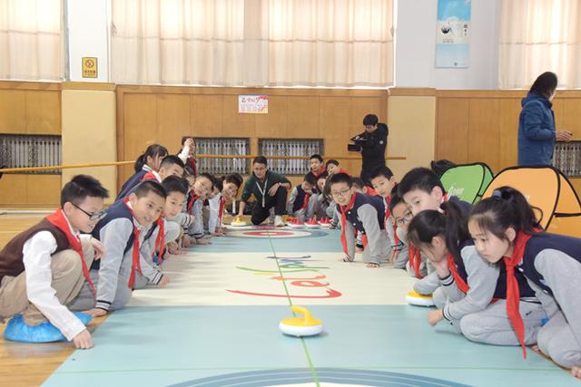 山师附小：开学首日，中国女足队员视频连线给小学生们送祝福(6)