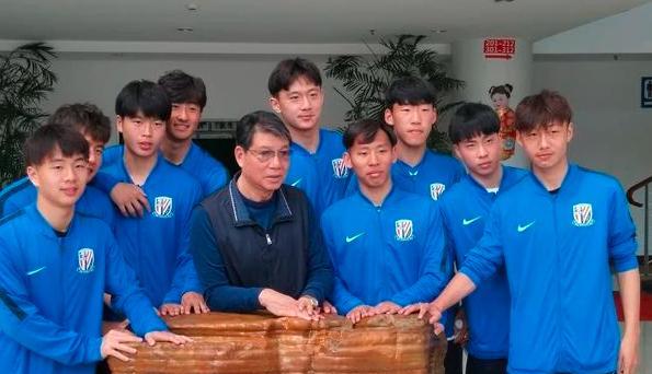 恭喜！鲁能恒大将强强联手，打造全新青训体系，中国足球未来可期(2)