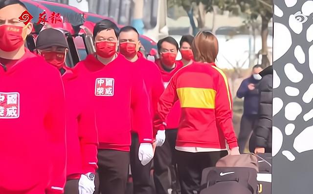 扬眉吐气！警车+20辆红色SUV送行中国女足，水庆霞透露发展计划(2)