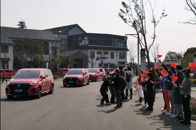 扬眉吐气！警车+20辆红色SUV送行中国女足，水庆霞透露发展计划(5)
