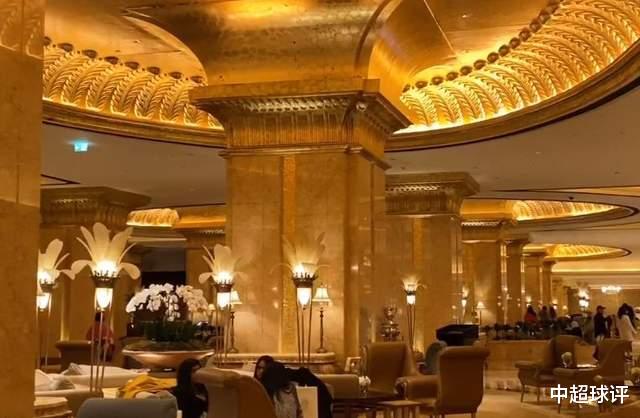 比国足住得好太多：沙特入住八星级酒店，每晚房价超1万美元！(2)