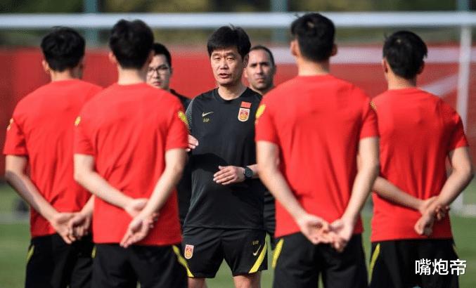 无语！陈戌源羞辱越南足协主席后，又和中国队对手合影，还开心换礼物(1)
