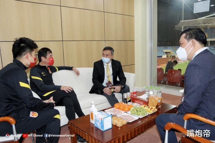 无语！陈戌源羞辱越南足协主席后，又和中国队对手合影，还开心换礼物(3)