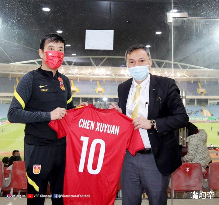 无语！陈戌源羞辱越南足协主席后，又和中国队对手合影，还开心换礼物(4)