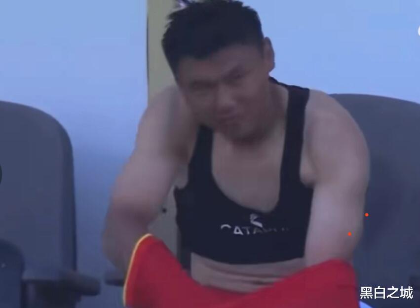 中国男足新星是“白斩鸡”？媒体人：希望球迷别骂方昊，他确实没腹肌(2)