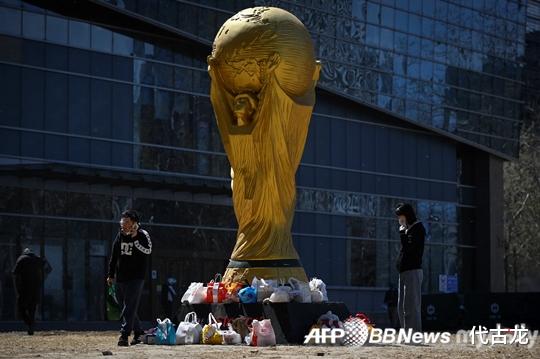 太讽刺了，中国4米高的世界杯奖杯模型，沦为接收外卖的地方(2)