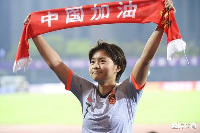 王霜斩获中国女足金球奖，上赛季表现不俗，获赞实至名归(3)