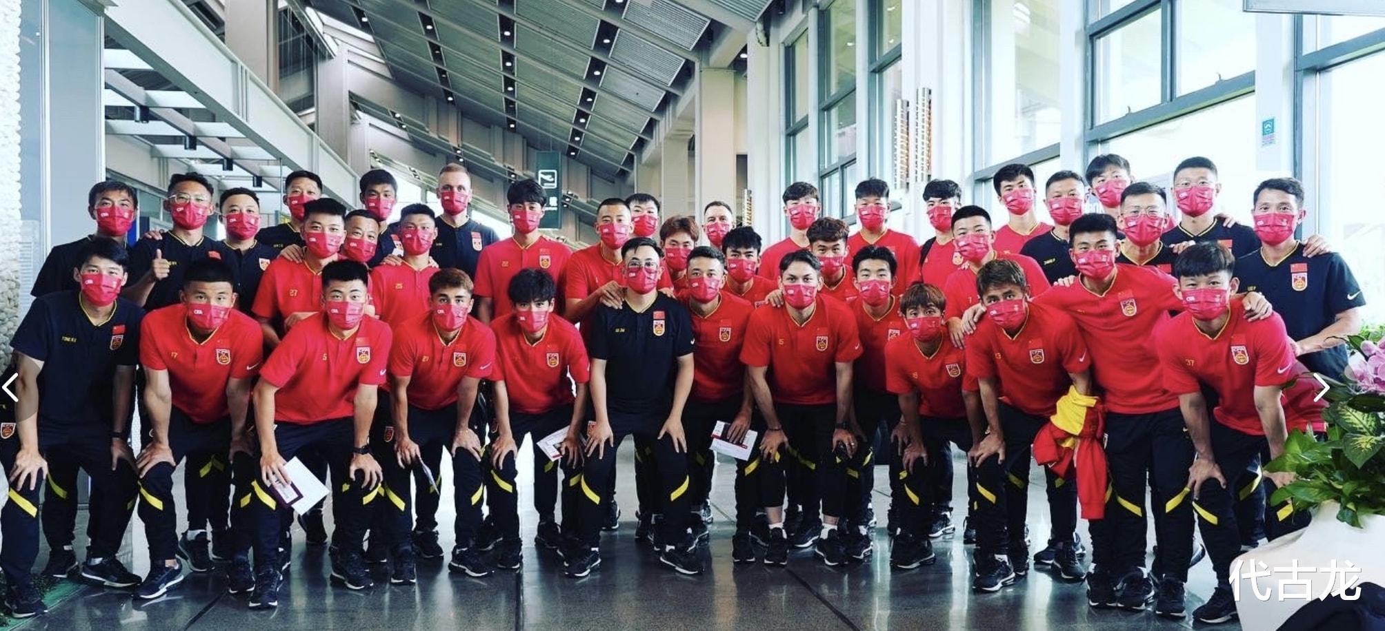 顺利回国！中国男足108人抵达海口，新目标冲击亚洲杯冠军(1)