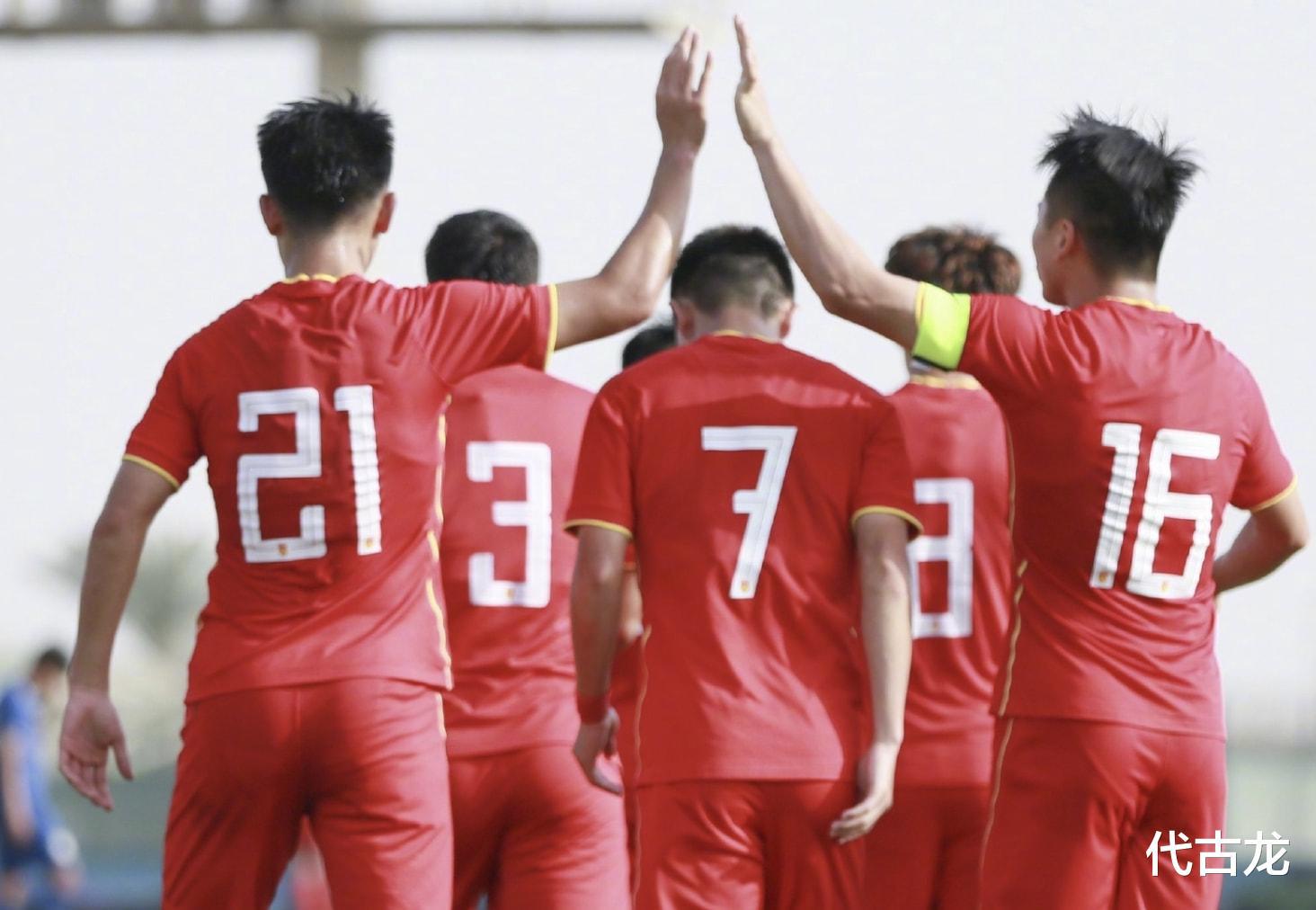 顺利回国！中国男足108人抵达海口，新目标冲击亚洲杯冠军(4)