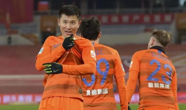 上午8点！上海媒体做出争议报道：广州队鲁能遭质疑，球迷吐槽声一片(3)