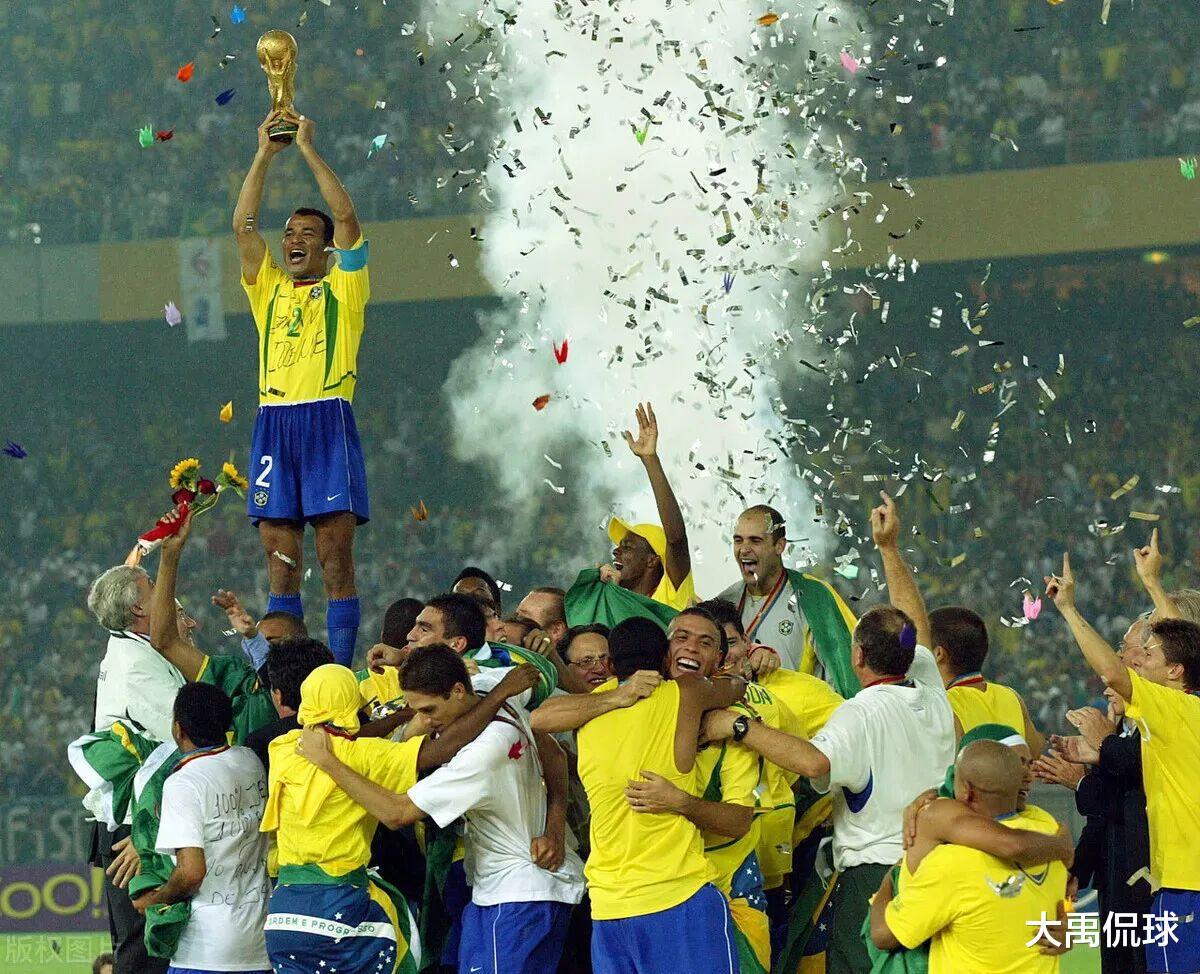 为什么说02年的巴西队就是教练席拴条狗都能夺冠(3)