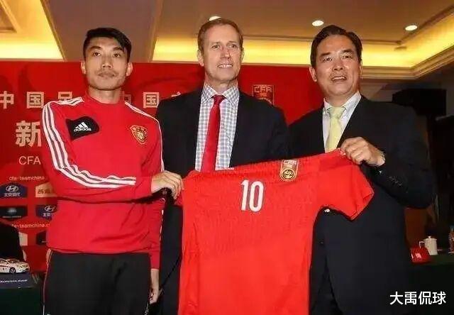 前国足主帅佩兰终于承认，执教中国男足亚洲杯三连胜是教练生涯最高光时刻之一(2)