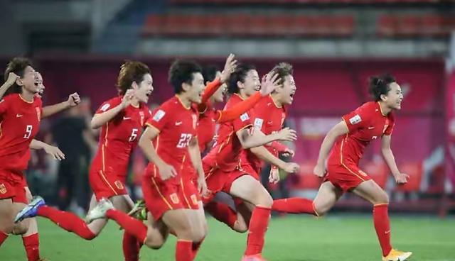 下午2点，中国足球闹出笑话，女足联赛现争议场景，陈戌源该反思(1)