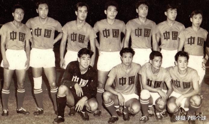 回顾七十年的历届中国男足球衣发展史，哪一款是你的最爱？(4)