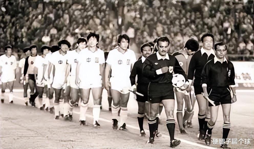 回顾七十年的历届中国男足球衣发展史，哪一款是你的最爱？(11)
