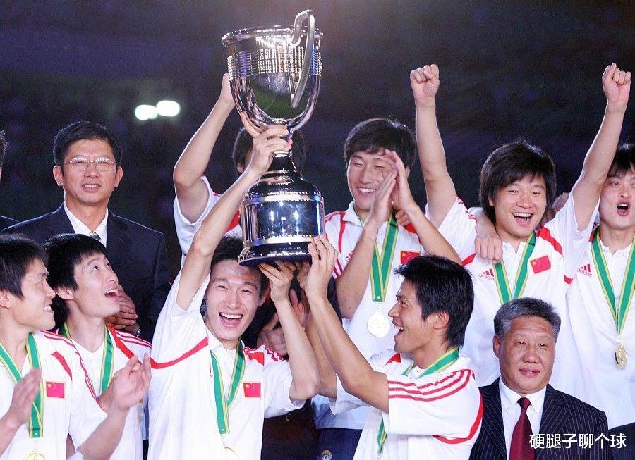 回顾七十年的历届中国男足球衣发展史，哪一款是你的最爱？(28)
