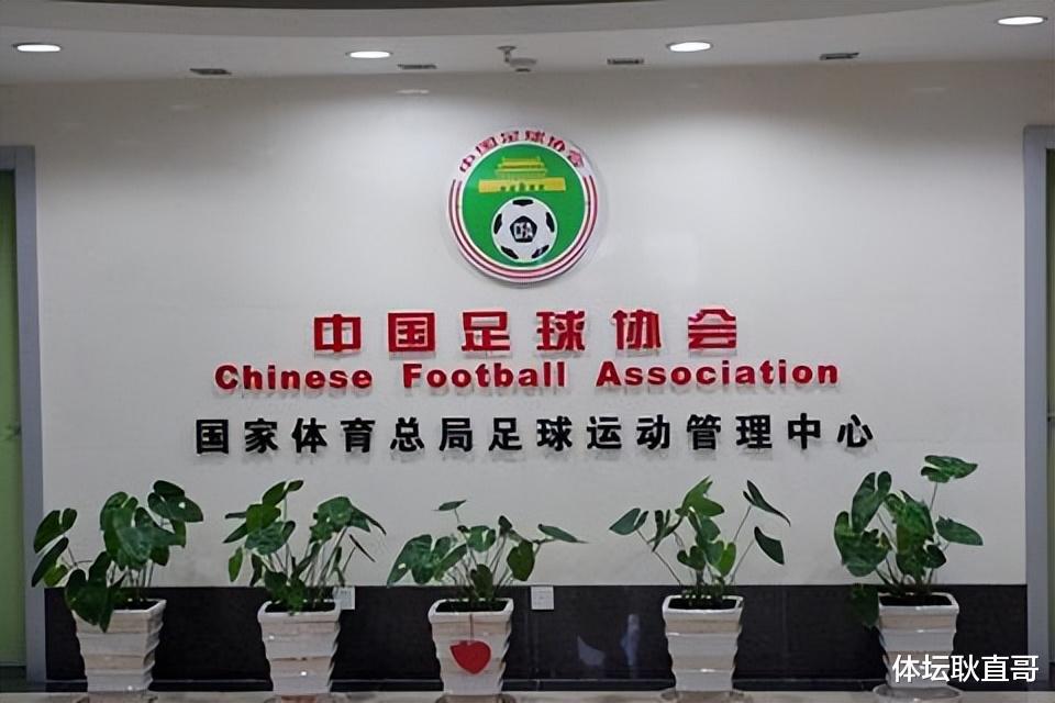 中国足球现状：俱乐部欠薪、青训没有钱、球员供不起房，钱呢？(5)