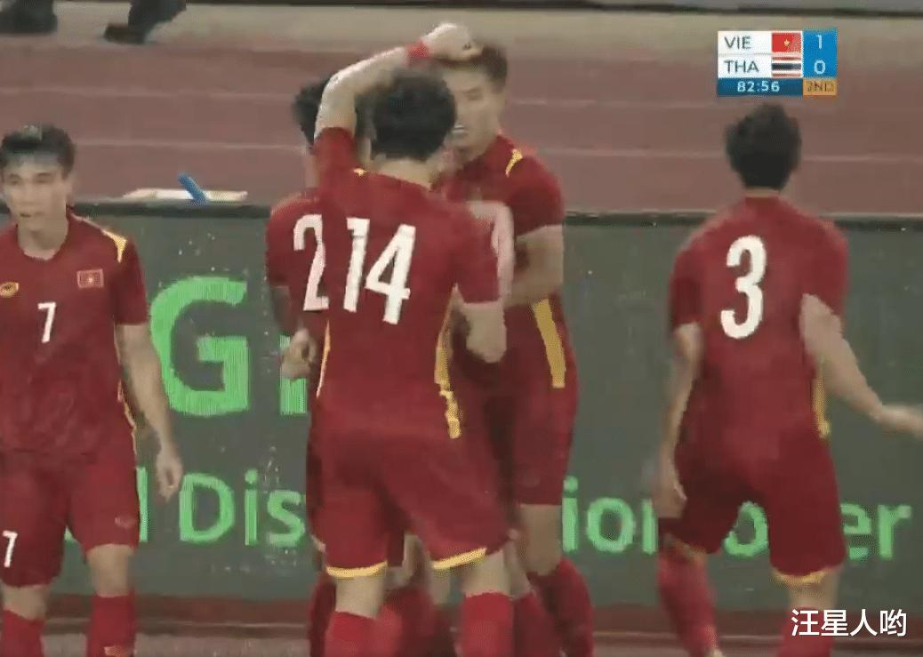 1-0！越南U23夺冠“东南运”，球迷上街庆祝，对比国足，感慨万千