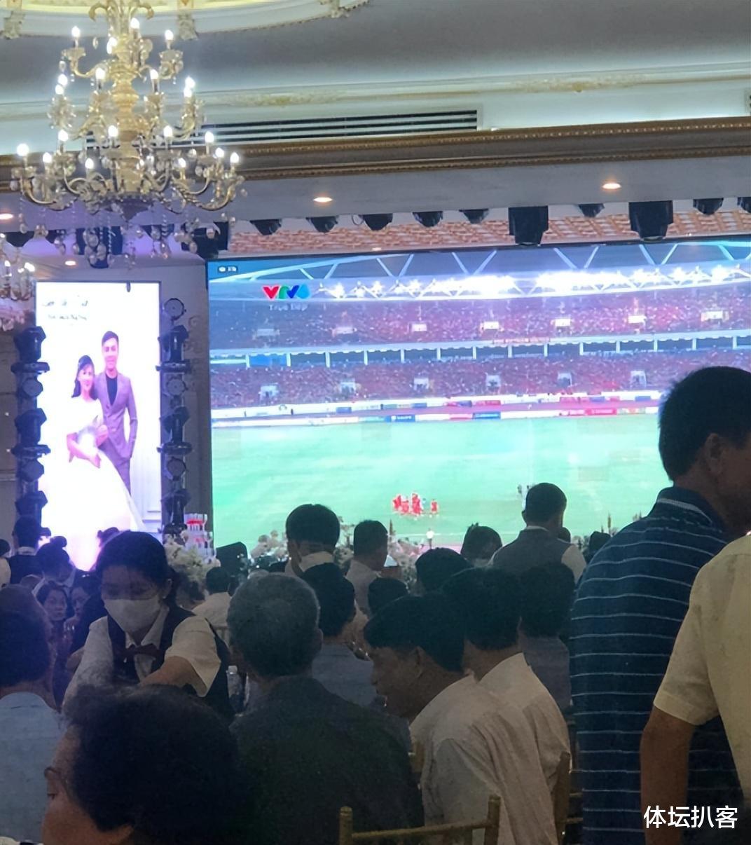 万人空巷！越南足球夺冠狂欢，韩国教练被高高抛起，甩开国足！(2)