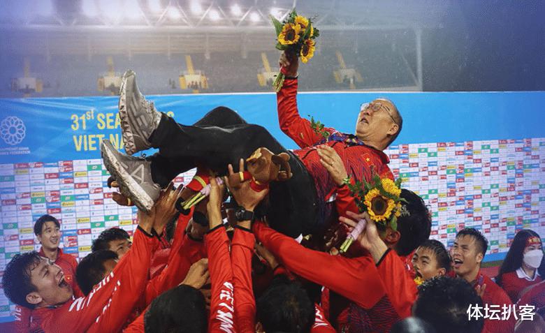 万人空巷！越南足球夺冠狂欢，韩国教练被高高抛起，甩开国足！(3)
