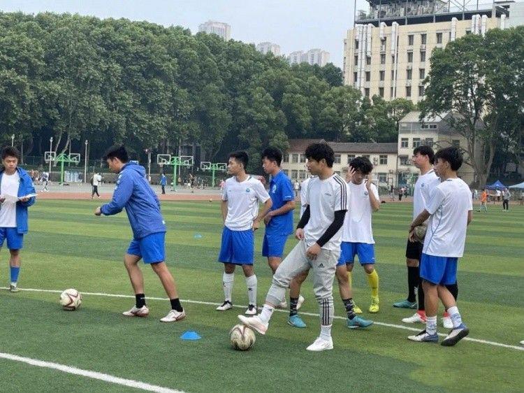 国足队长最新动态曝光，现身武汉市教练培训班，最快8月复出